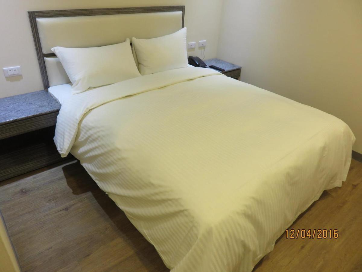 Mao Hua Motel Taichung Extérieur photo